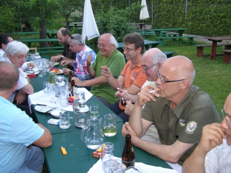 Eine lange Tafel gut gelaunter Teilnehmer